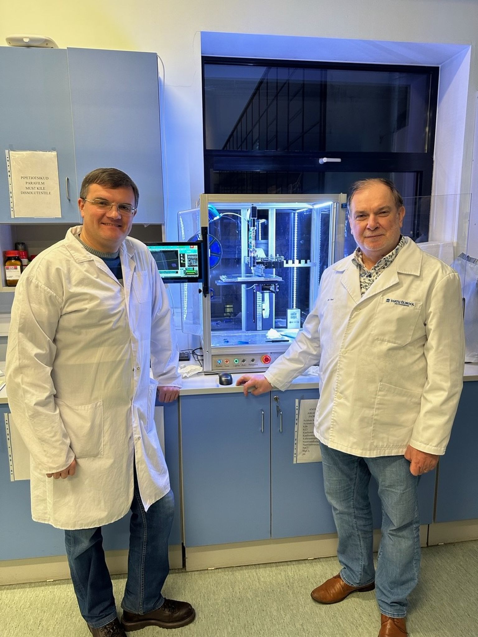 Tartu ülikooli doktorant Oleh Koshovyi (vasakul) ja projekti juhendaja Ain Raal 3D-printeri juures.