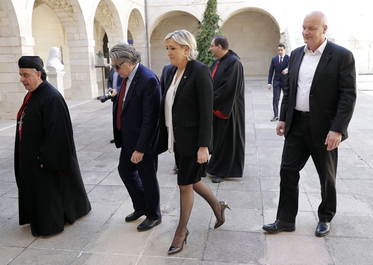 Marine Le Pen (keskel)
