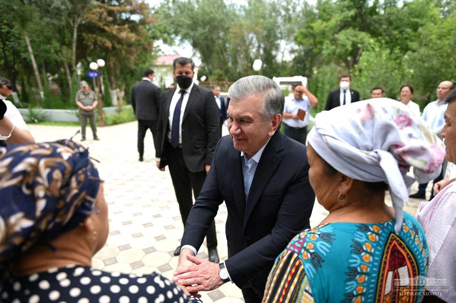 Usbekistani president Shavkat Mirziyoyev kohtumas kohalikega Karakalpakkia pealinnas Nukuses 3. juulil 2022. aastal. Nüüdseks on president külastanud Karakalpakkiat kaks korda ja lubanud regiooni autonoomia likvideerivad punktid põhiseaduse parandustest välja võtta.