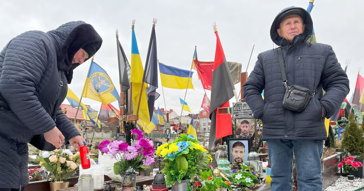 POSTIMEES UKRAINAS ⟩ Sõja alguses rajatud Ukraina kangelaste kalmistu Lvivi kesklinnas täitub kiiresti