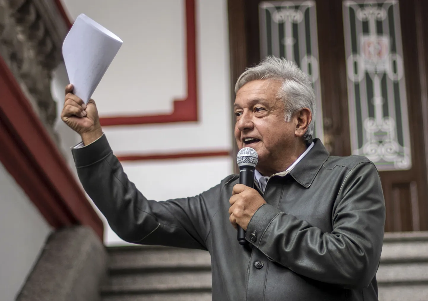 Andrés Manuel López Obrador pidamas pressikonverentsi oma kampaania peakorteri ees.