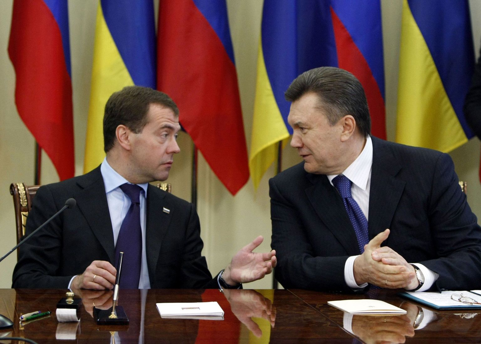 Venemaa Föderatsiooni president Dmitri Medvedev (vasakul) ja Ukraina president Viktor Janukovitš.