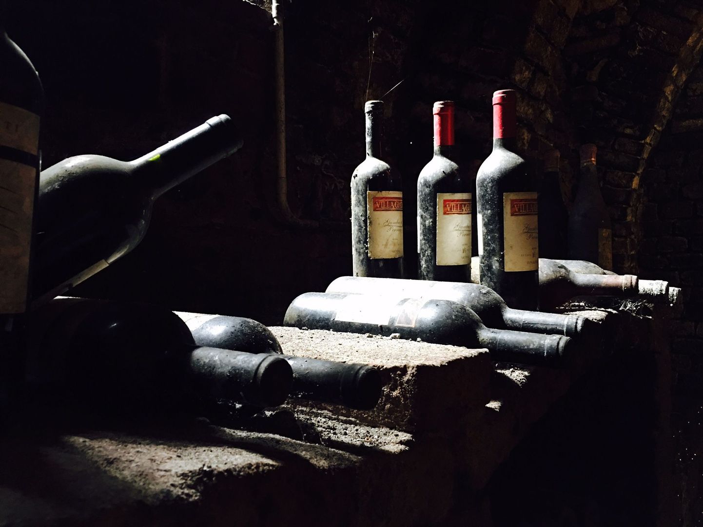 Vanad veinipudelid Villa Giada keldris.