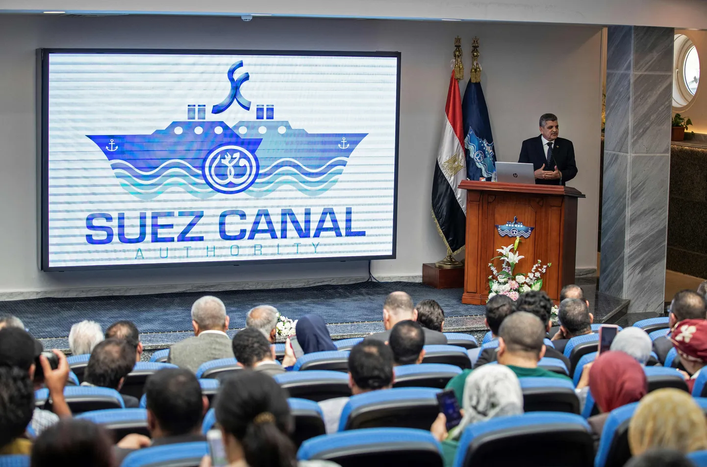 Osama Rabie, SCA juhatuse esimees konteinerilaeva Ever Given aresti alt vabastamise tingimusi selgitaval pressikonverentsil kanali keskosas paiknevas Ismailia linnas 2021. aasta 5. juulil.