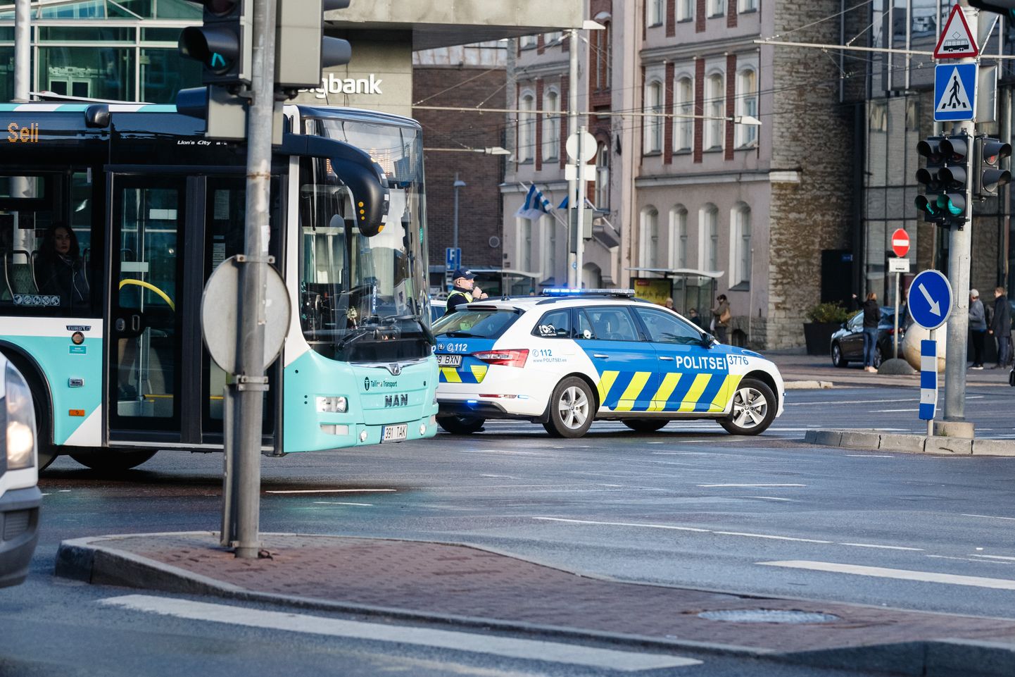 Полиция перекрывает дорогу. Фото иллюстративное.