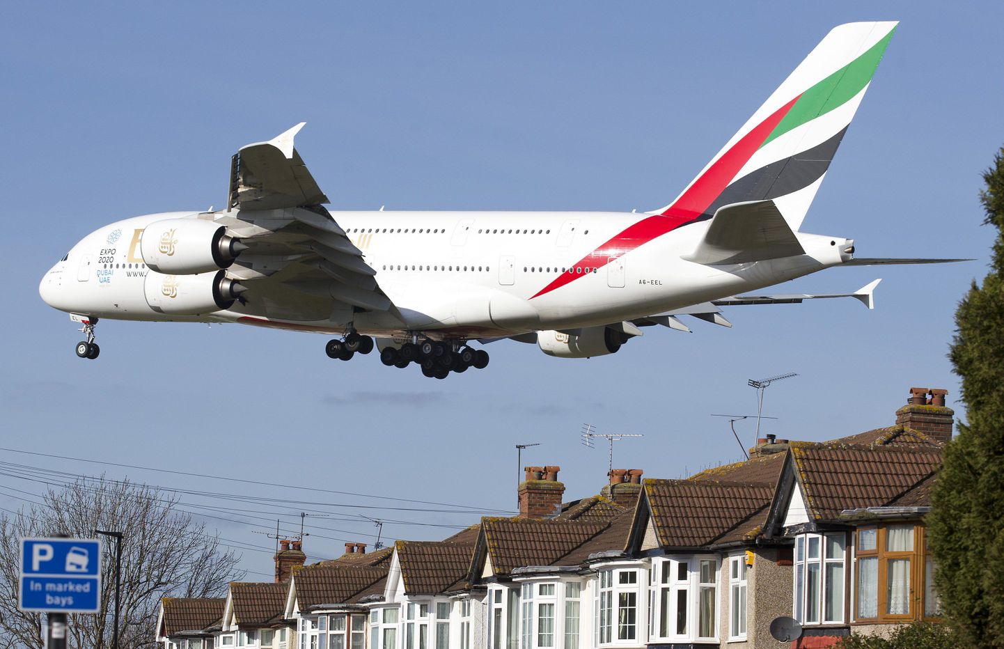 Emirates'i A380 jumbo jet Londoni Heathrow lennuväljale liginemas.