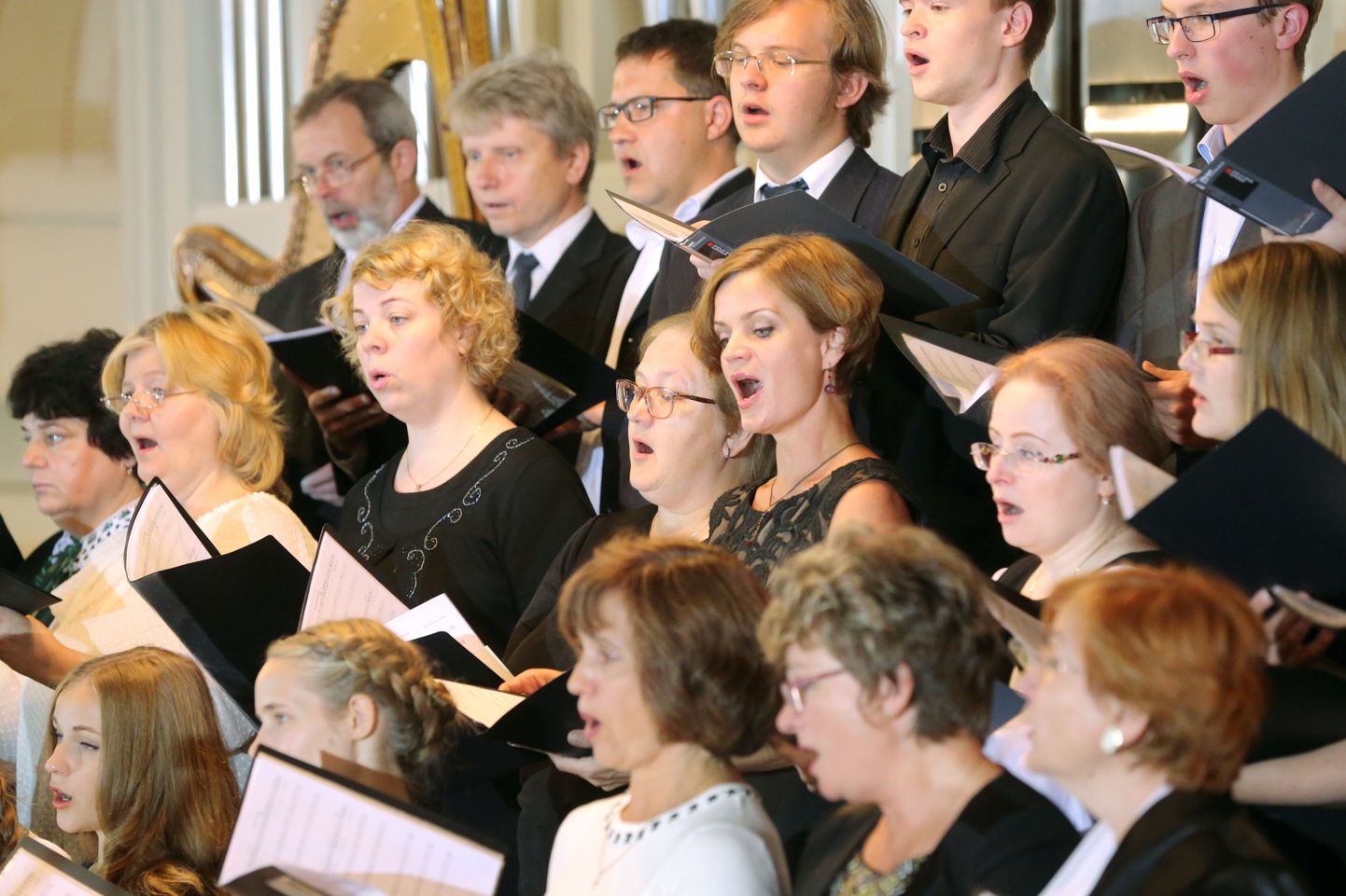 Koor laulmas Tartu Pauluse kirikus koos ooperilaulja Karmen Puisiga.