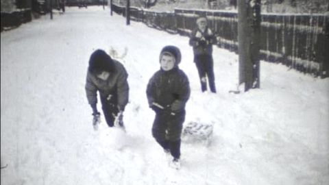 RETROVIDEO ⟩ Karvamütsid, suusatavad lapsed ja linnapargi oravad... 1969. aasta esimene lumi Kuressaares