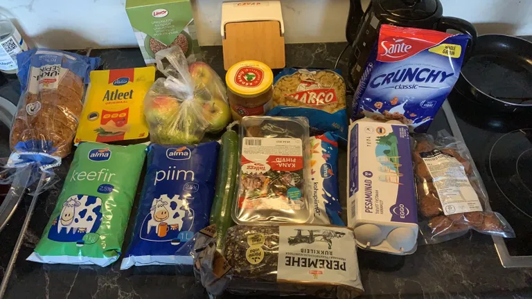 Продуктовый набор на 3 недели на одного ребенка. Были также картошка и морковь. Маардуская гимназия.