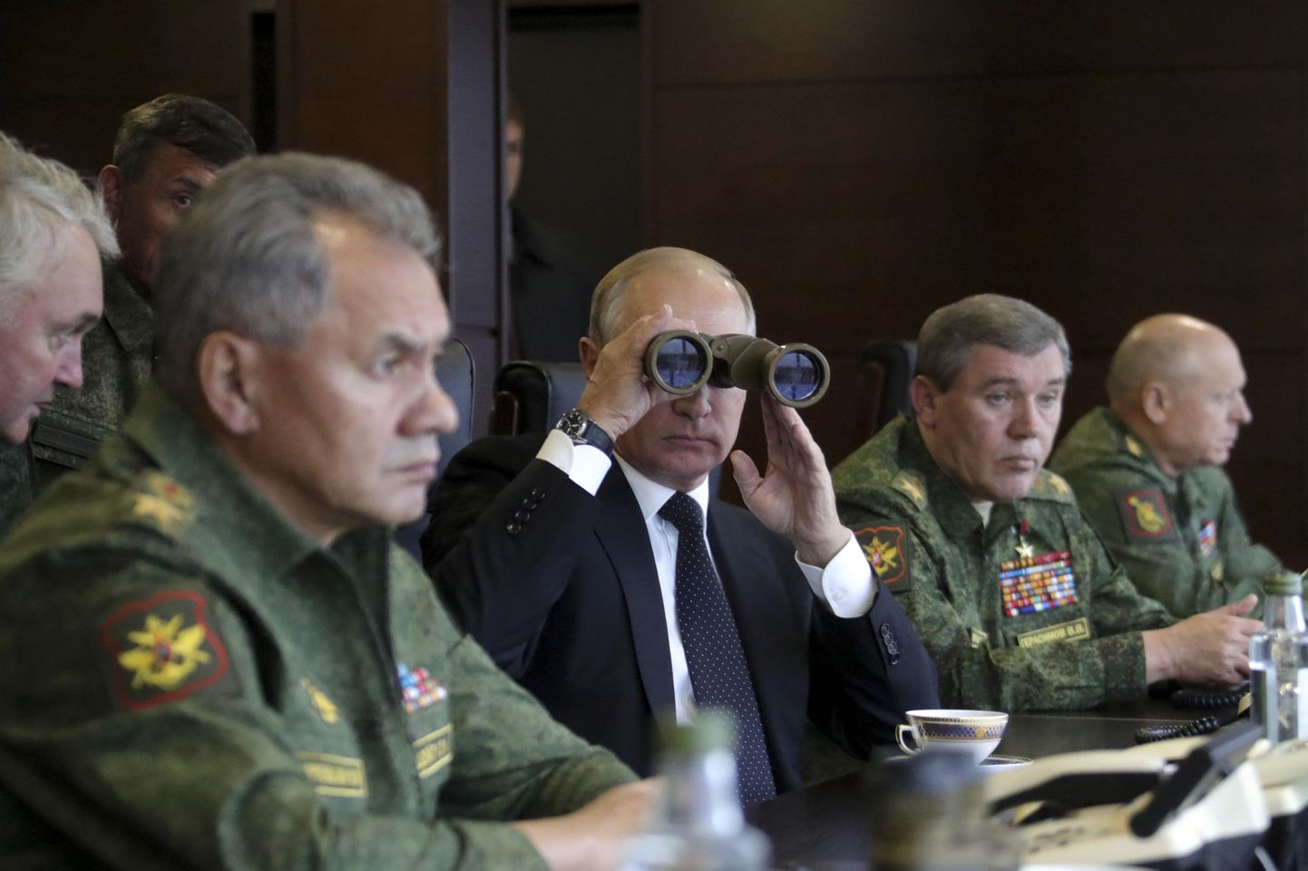 Venemaa president Vladimir Putin jälgimas koos kindralitega 18. septembril 2017 Leningradi oblastis toimunud Venemaa ja Valgevene sõjalisi õppusi Zapad 2017