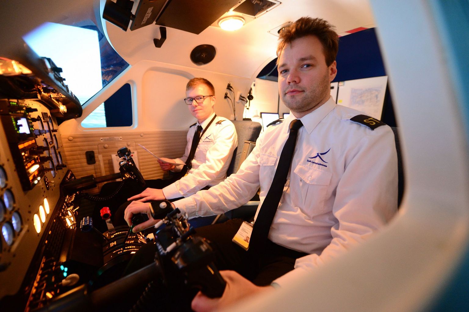 Eesti lennuakadeemias viimasel kursusel õhusõiduki juhtimist õppivad Märt Mustkivi ja Taavi Adamberg on mõlemad saanud hea õppetulemuse eest stipendiumi erafirmalt.