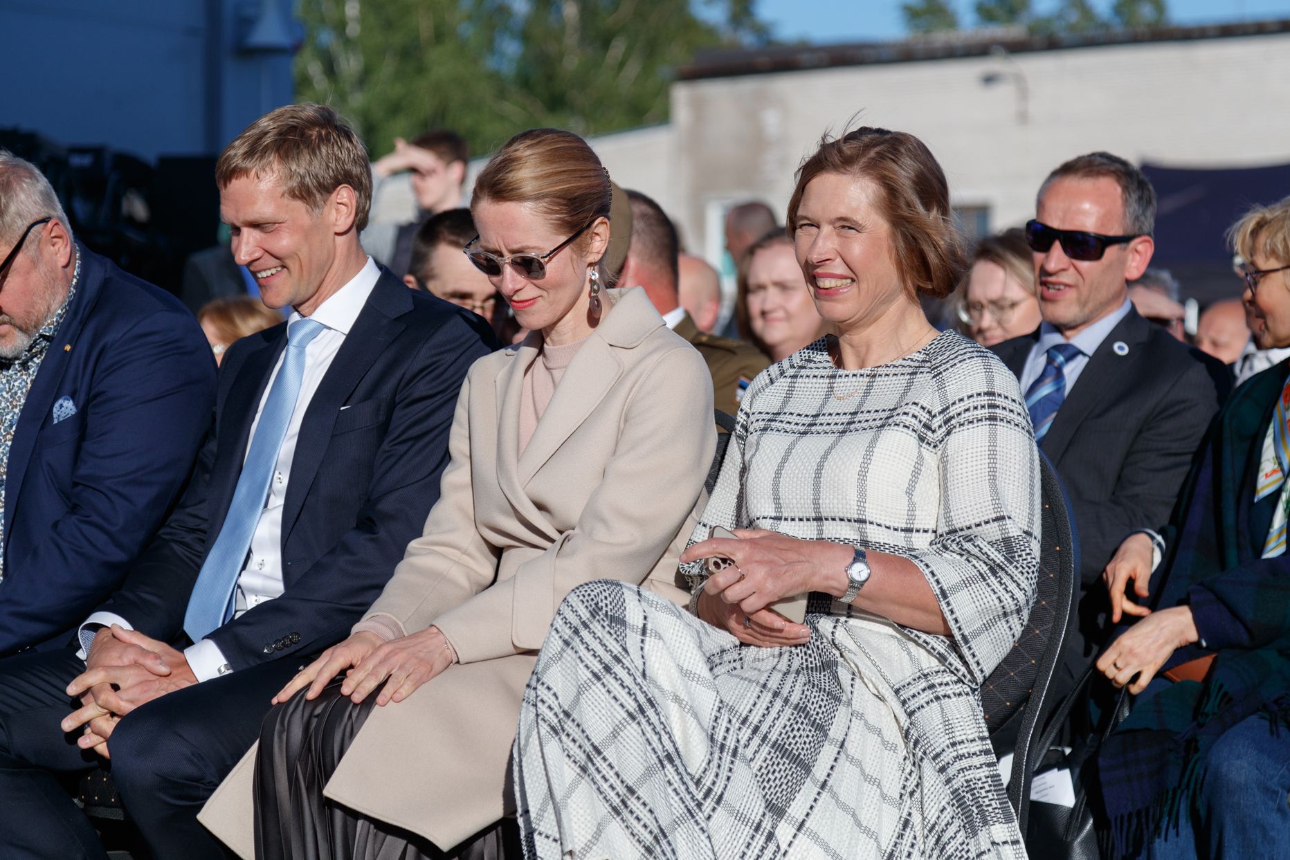 Kaja Kallas ja Kersti Kaljulaid heategevusüritusel Ämari lennubaasis. Vasakul istub Arvo Hallik.