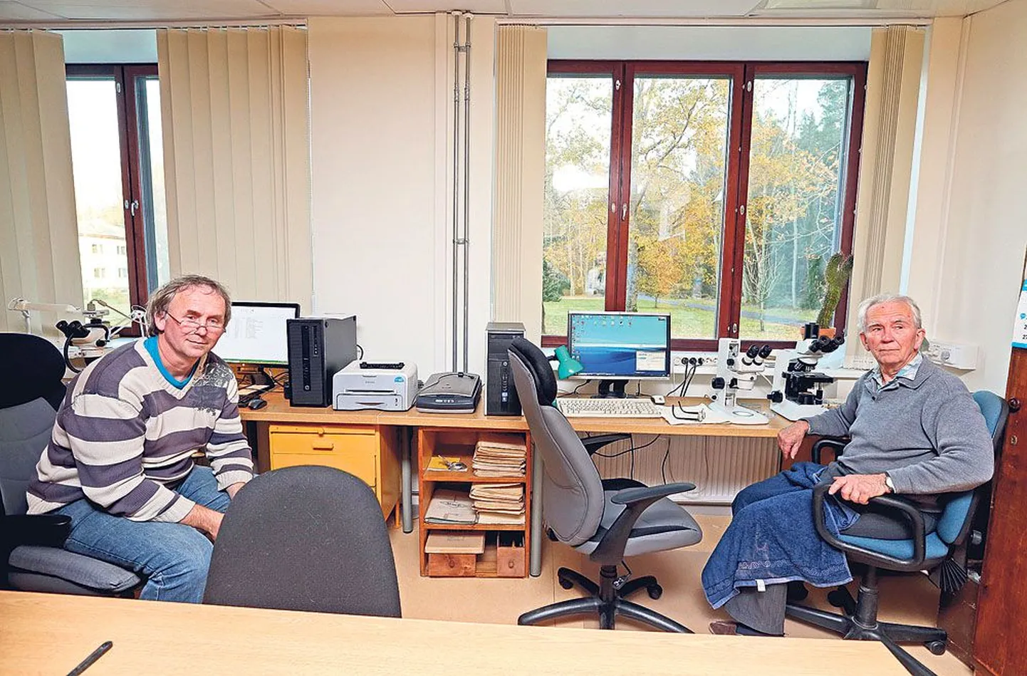 Limnoloogiakeskuse vanemteadur, üle poole sajandi väheharjasusse uurinud Tarmo Timm (paremal) jagab kabinetti oma poja, vanemteadur Henn Timmiga, kes uurib põhjaloomastikku.