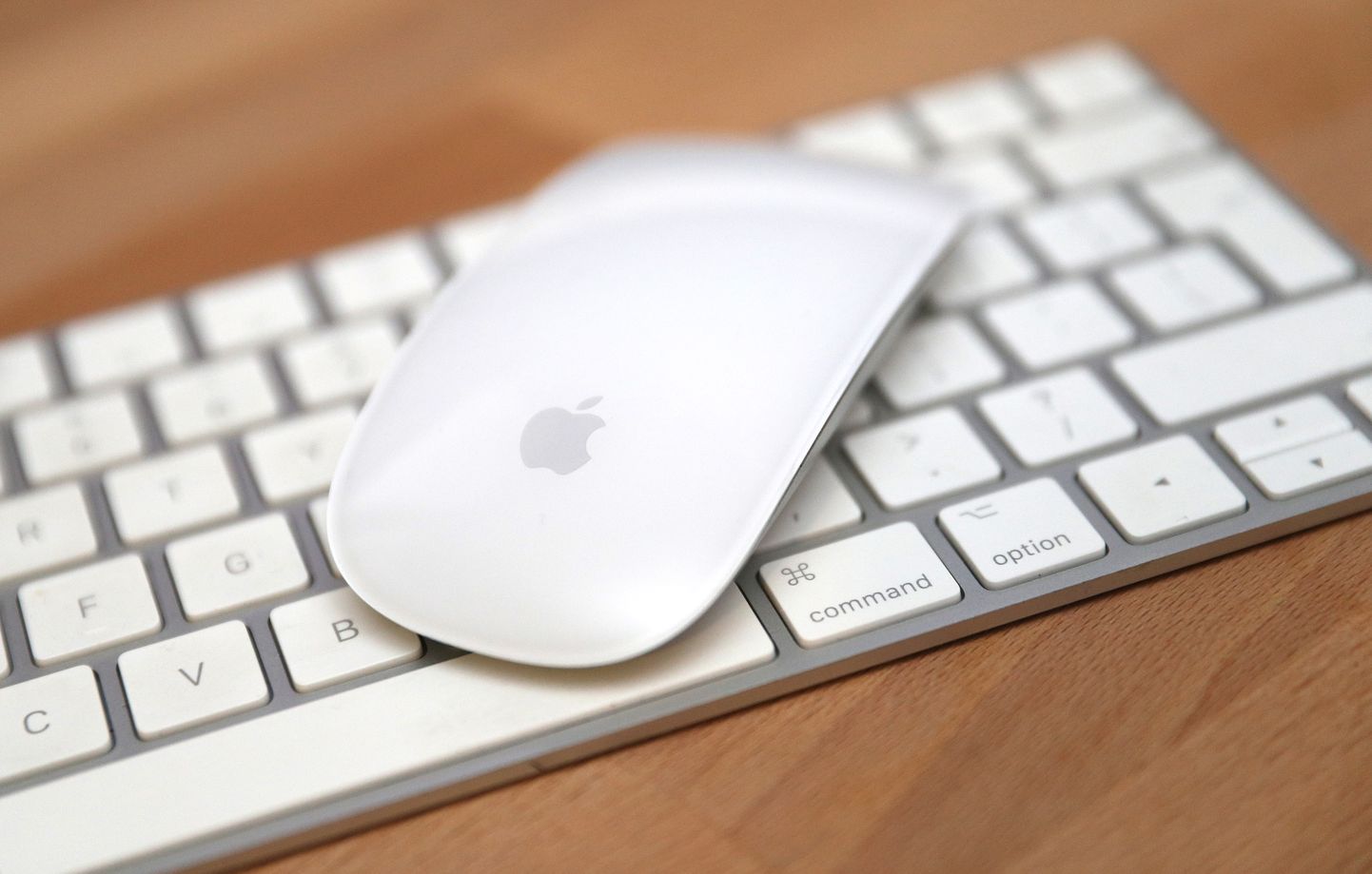 Клавиатура и мышь Apple.