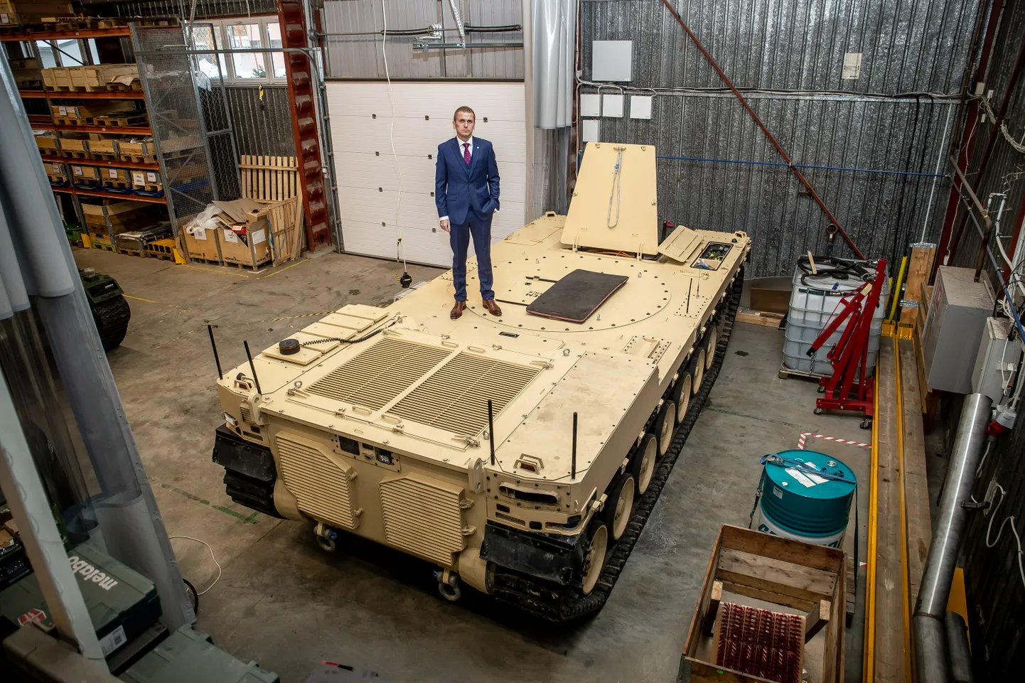 Milrem Roboticsi asutaja ja suurosanik Kuldar Väärsi Lasnamäe angaaris seisval, kuid kõrbeoludesse mõeldud Type-X soomusmasinal.