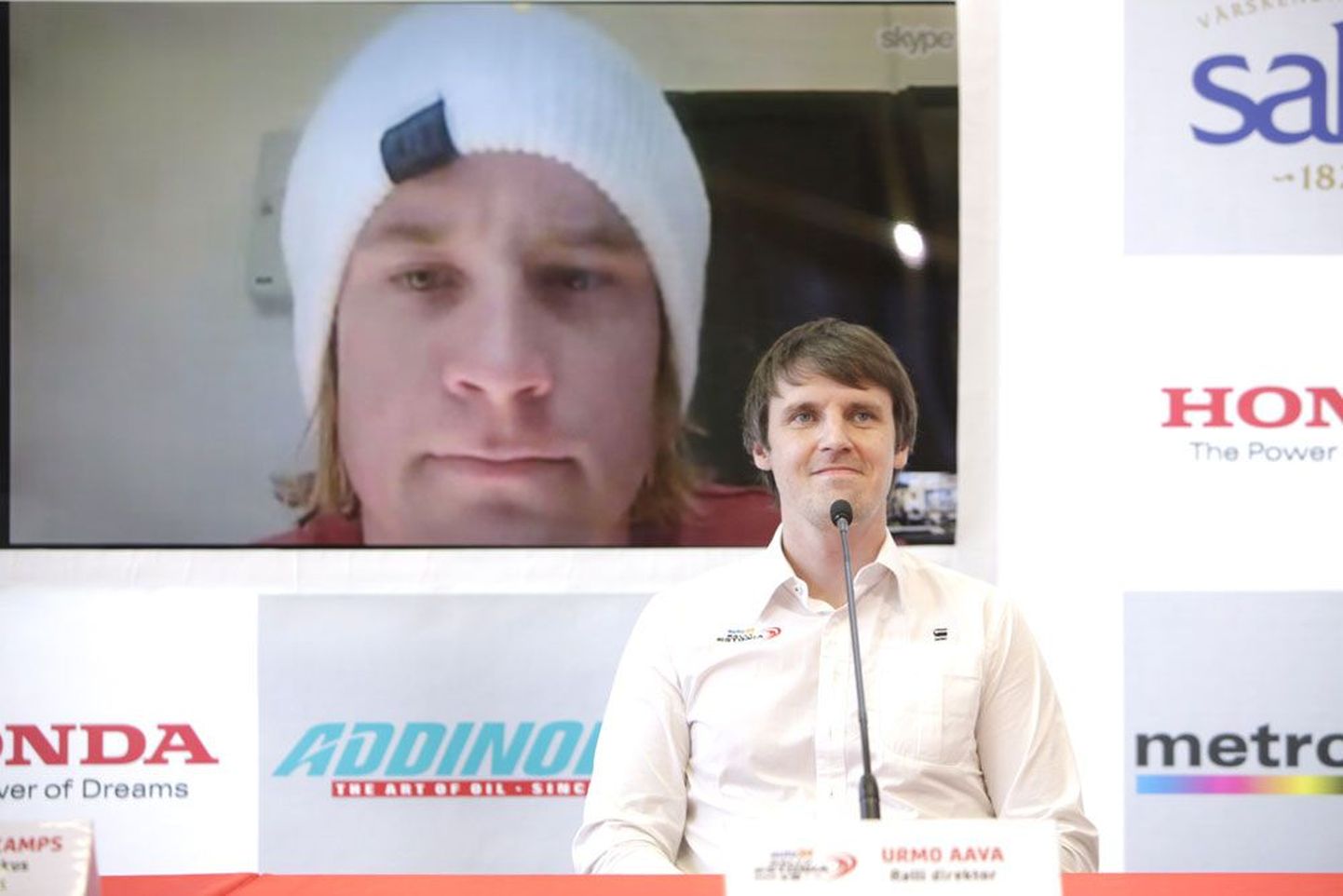 Mads Østberg osales pressikonverentsil Skype’i vahendusel, esiplaanil ralli direktor Urmo Aava.