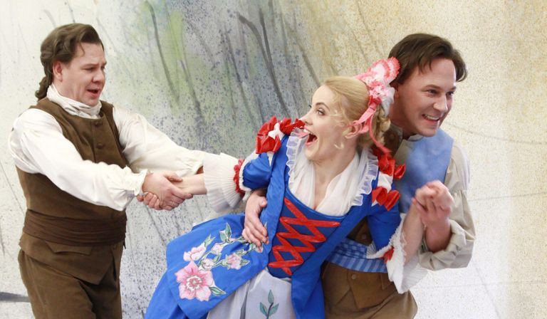 3. veebruaril esietendub rahvusooperis «Figaro pulm», vasakult: Rauno Elp, Kristel Pärtna, René Soom.