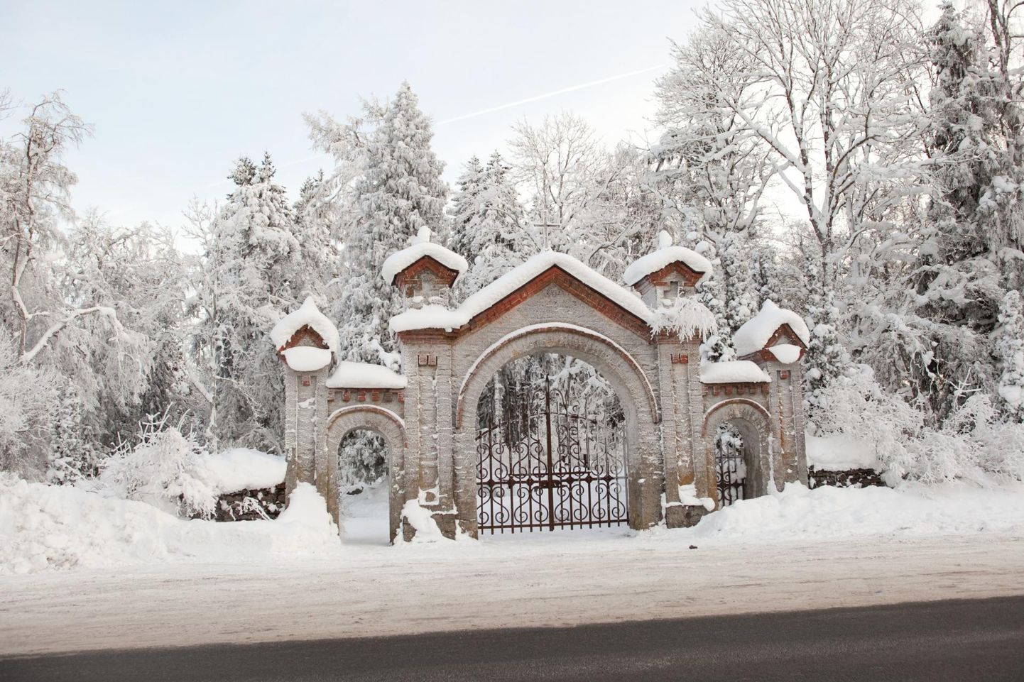 Tõrma kalmistu haldamine on pannud Rakvere linna ja valla kemplema.