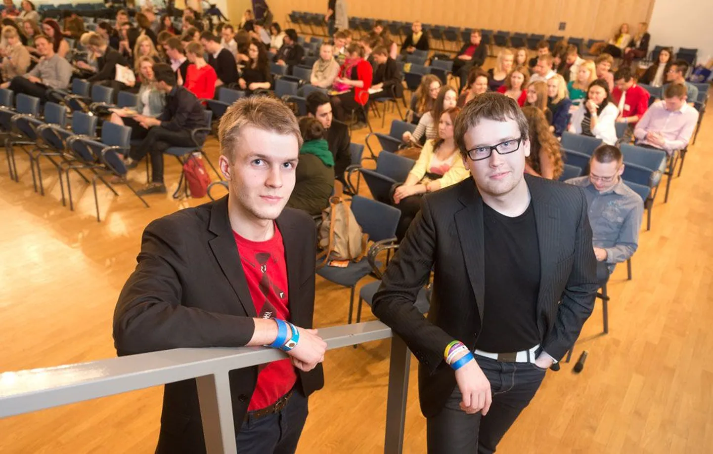 AIESECi liikmed Nelis Kesa (vasakul) ja Edgars Rubenis usuvad, et töö saab tutvuste ja kogemuse abil.