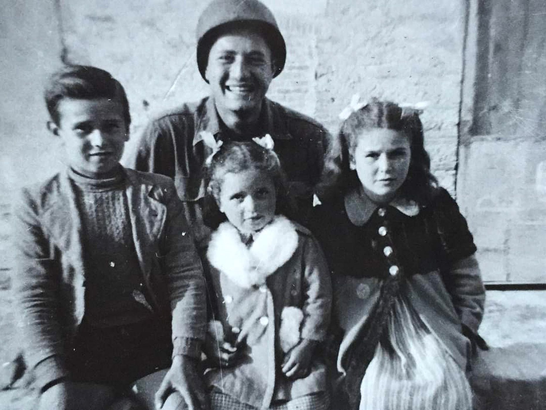 1944. aastal Põhja-Itaalias Monterenzios tehtud foto, millel USA sõdur Martin Adler on koos Itaalia laste Bruno (vasakul), Mafalda (keskel) ja Giuliana Naldiga (paremal)