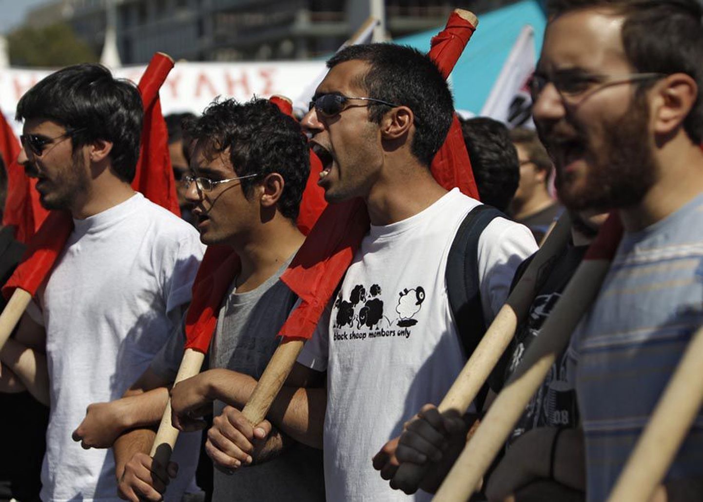 Riigi kärpekavade peale vihased kreeklased avaldasid eile Ateenas kokkuhoiukavade vastu meelt.