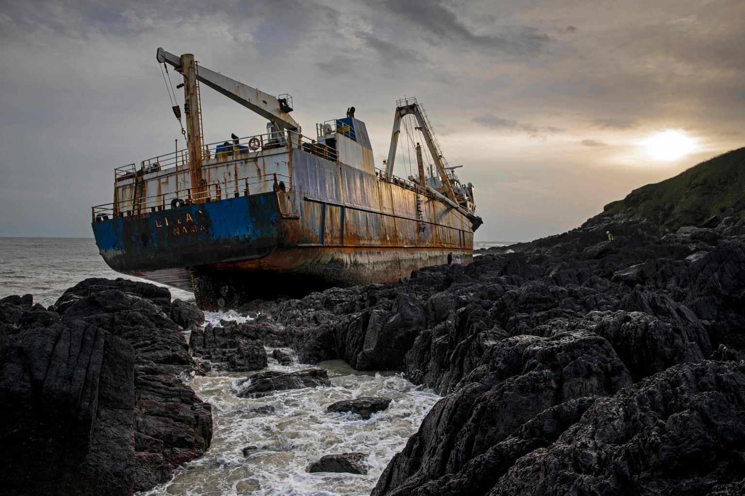 Hüljatud 77-meetrine kaubalaev Alta Iirimaa randa uhutuna 2020. aasta 18. veebruaril pärast enam kui aastapikkust triivimist maailma meredel.