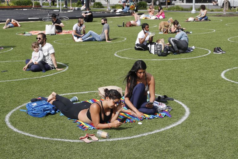 USA New Yorgi Domino pargis saavad inimesed päikest võtta ja värsket õhku nautida turvaringides