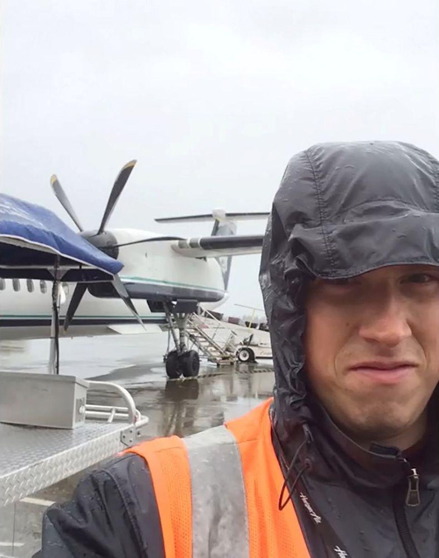 Richard Russell, hüüdnimega Beebo, kaadril videost, mille ta postitas oma Youtube’i kanalisse. Seattle’i lennuväljalt reisilennuki varastanud mees kasutas hooldusalal tühjana seisnud õhusõidukisse pääsemiseks oma töötõendit.