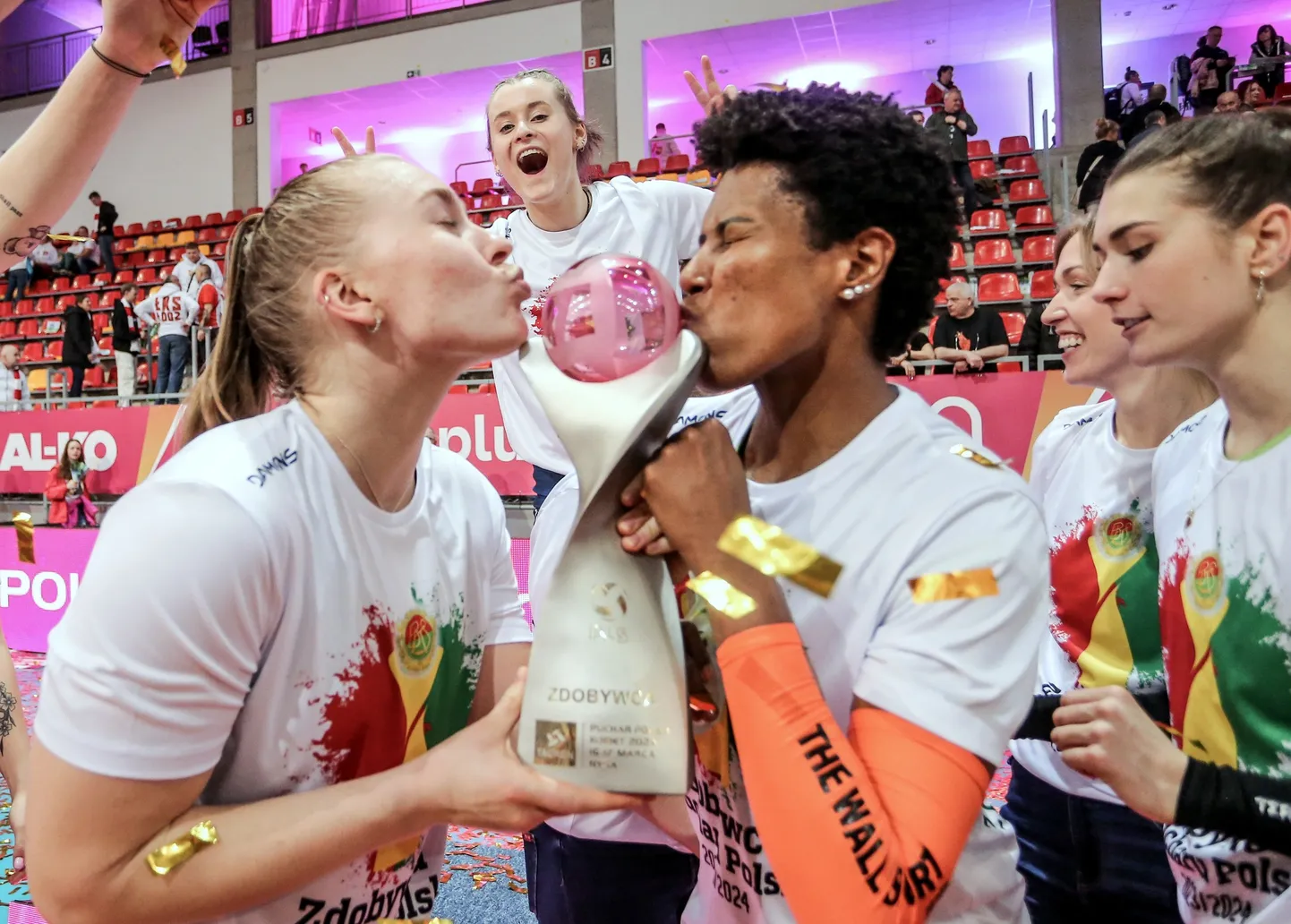 Kertu Laak (vasakul) ja Regiane Bidias suudlemas Poola karikat.
