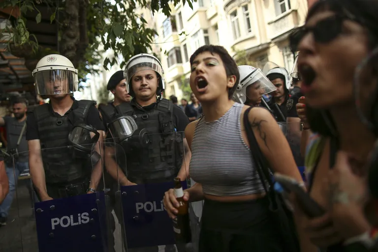 Türgi politsei pidas kinni enam kui 200 inimest.