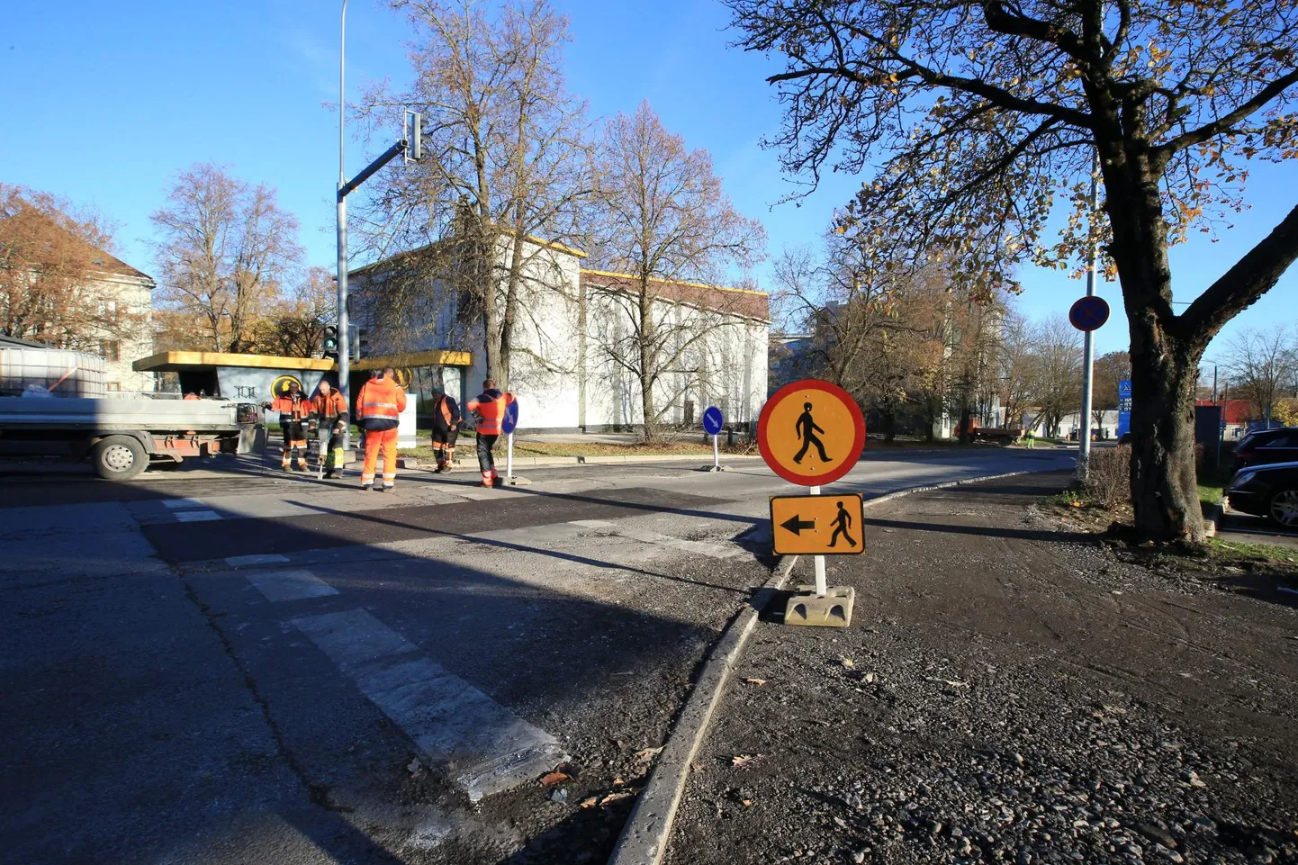 Väike-Tähe tänava Riia ja Võru tänava vahelisel lõigul käib sel nädalal remont.