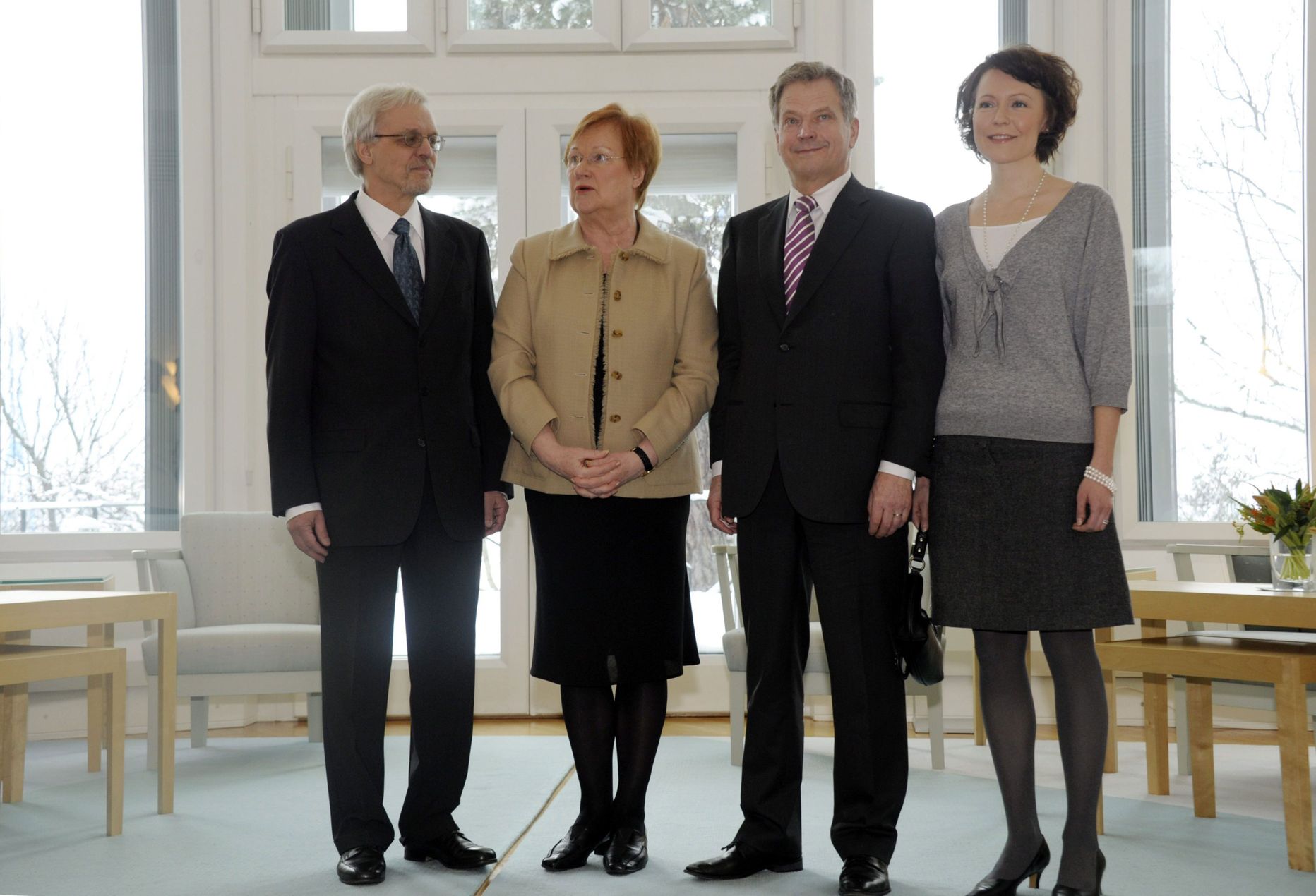 Soome presidendi Mäntyniemi residentsis kohtusid täna praegune riigipea Tarja Halonen ja tulevane riigipea Sauli Niinistö. Paremal on tulevane esileedi Jenni Haukio ja vasakul Haloneni abikaasa doktor Pentti Arajärvi.