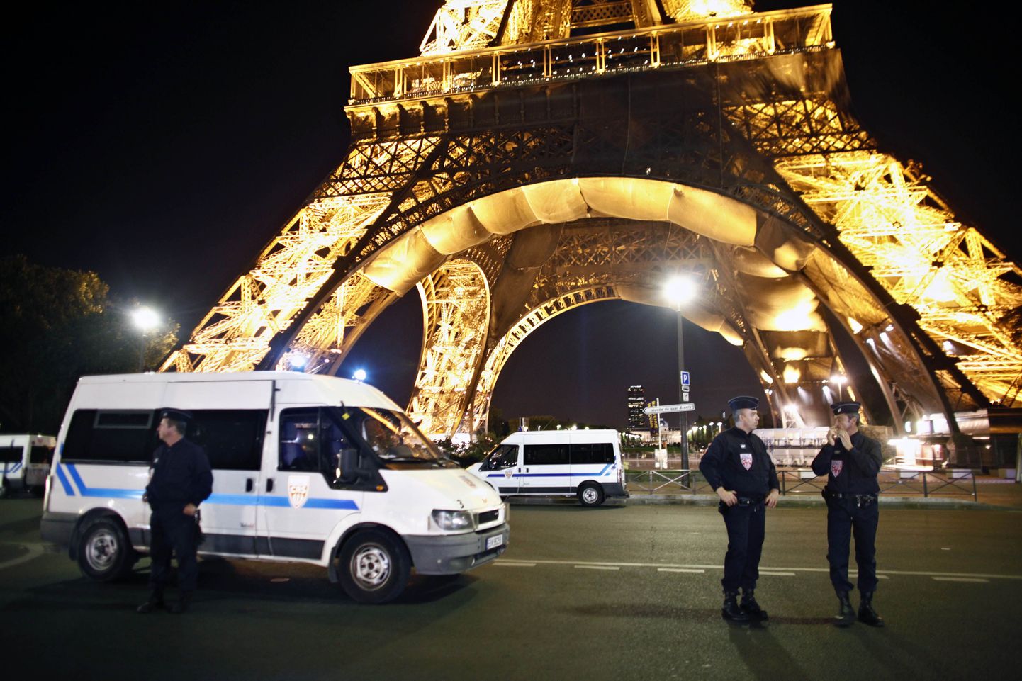 Politsei Pariisis Eiffeli torni juures