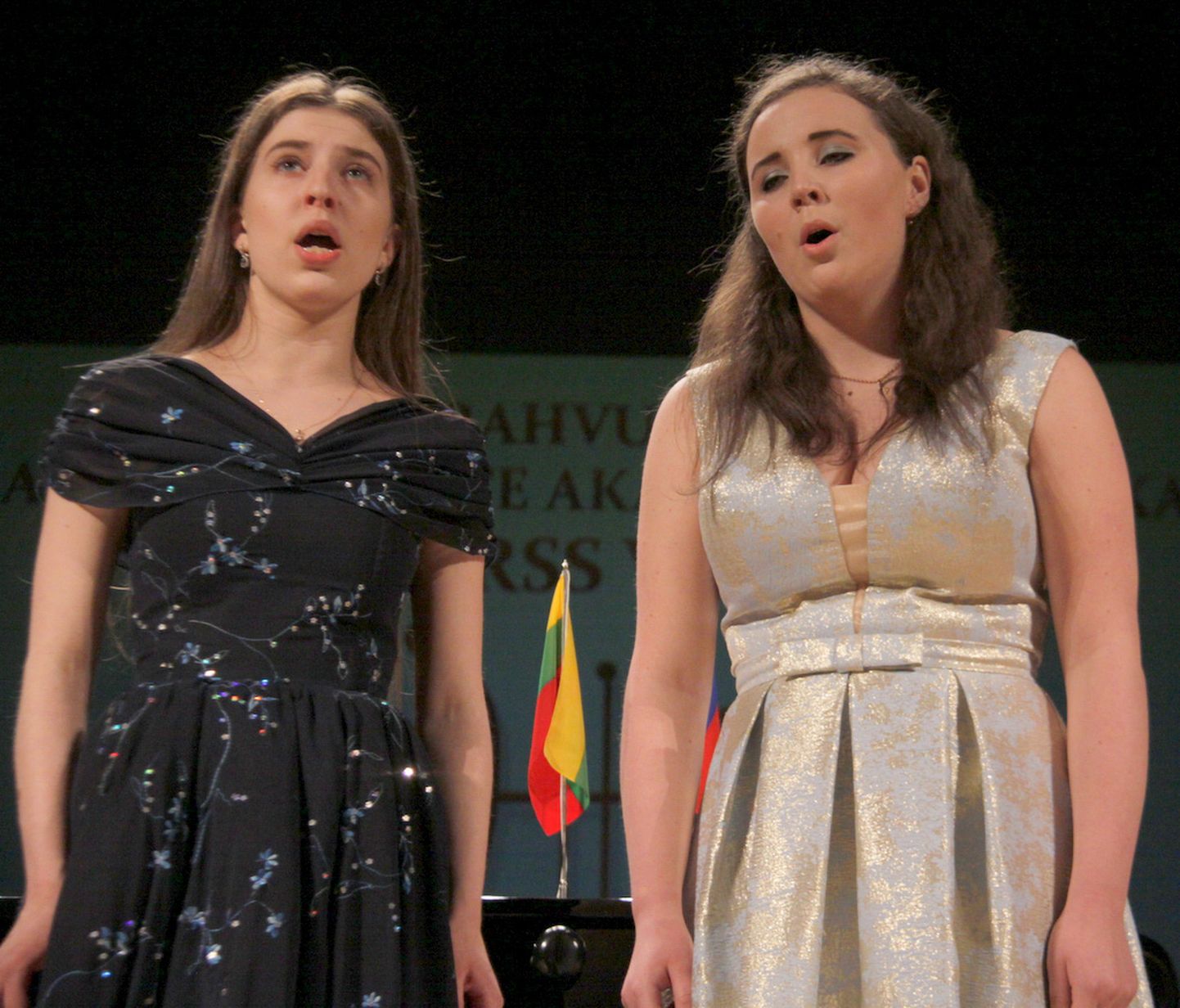 В прошлом году дуэт Дарьи Гусейновой и Виктории Лыковой из Нарвской хоровой школы получил Гран-при оперного конкурса.