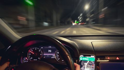 EKSPERIMENTS ⟩ Liela daļa šoferu pārsniedz ātrumu par vismaz 10 km/h. Vai reālie ieguvumi ir lielāki par riskiem?