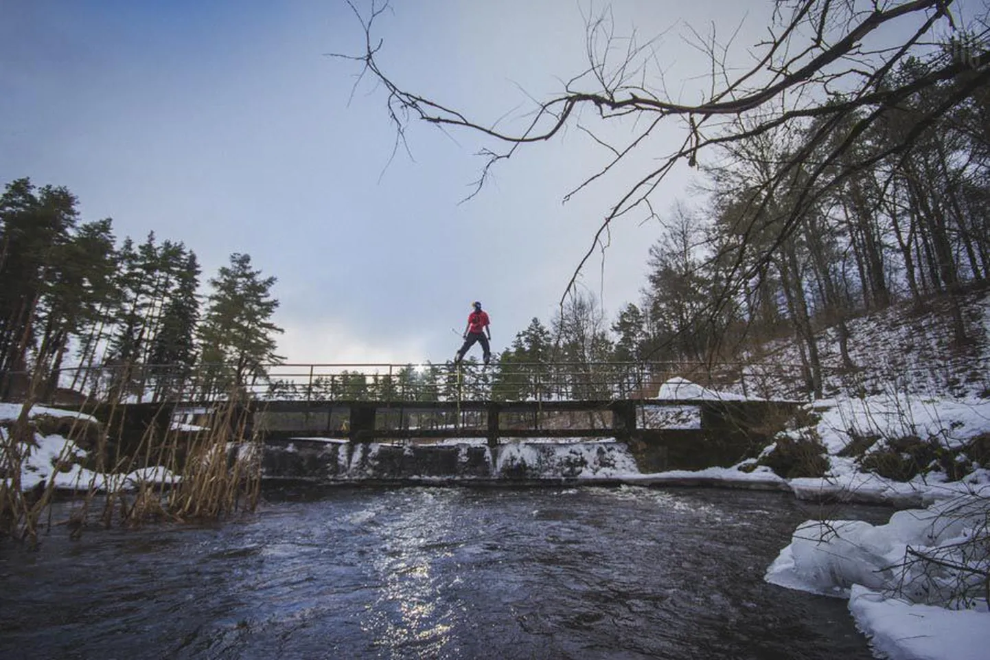 See ülesvõte pärineb läinud nädalast Uueveskilt, aga Timo Jeegeri kõige pöörasem trikk oli kaks aastat tagasi, kui ta hüppas alla Viljandi rippsillalt.