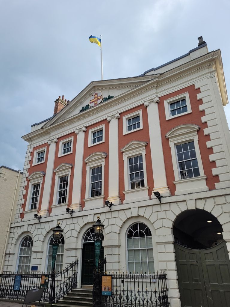Украинский флаг развевается над зданием городского совета Йорка.