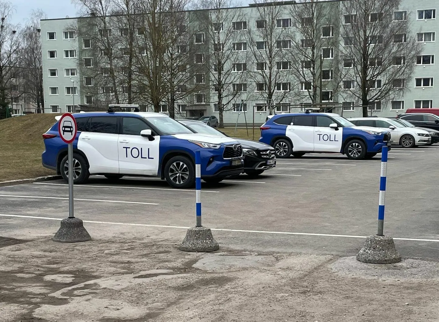 В конце марта автомобили с надписью Toll стояли перед панельным домом в Вильянди, где проводились процессуальные действия. На этой неделе те же машины окружили дом в Ямеяла.