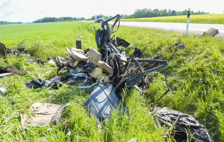 Rängas õnnetuses purunes auto täielikult ja sõidukis olnud juht hukkus.