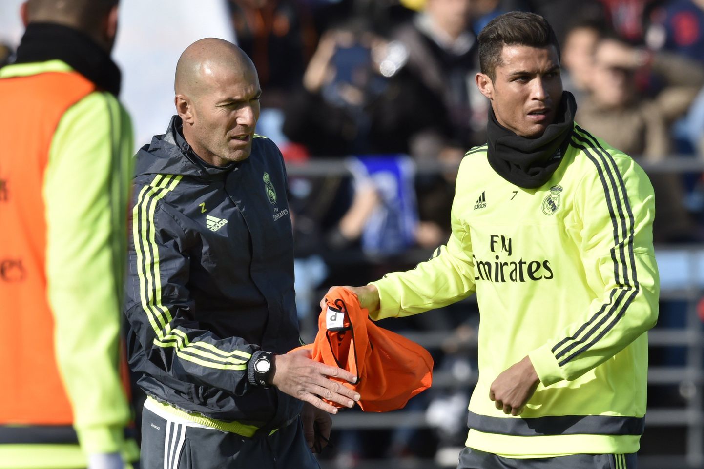 Reali peatreener Zinedine Zidane (vasakul) meeskonna eilsel harjutuskorral koos tiimi suurima staari Cristiano Ronaldoga.