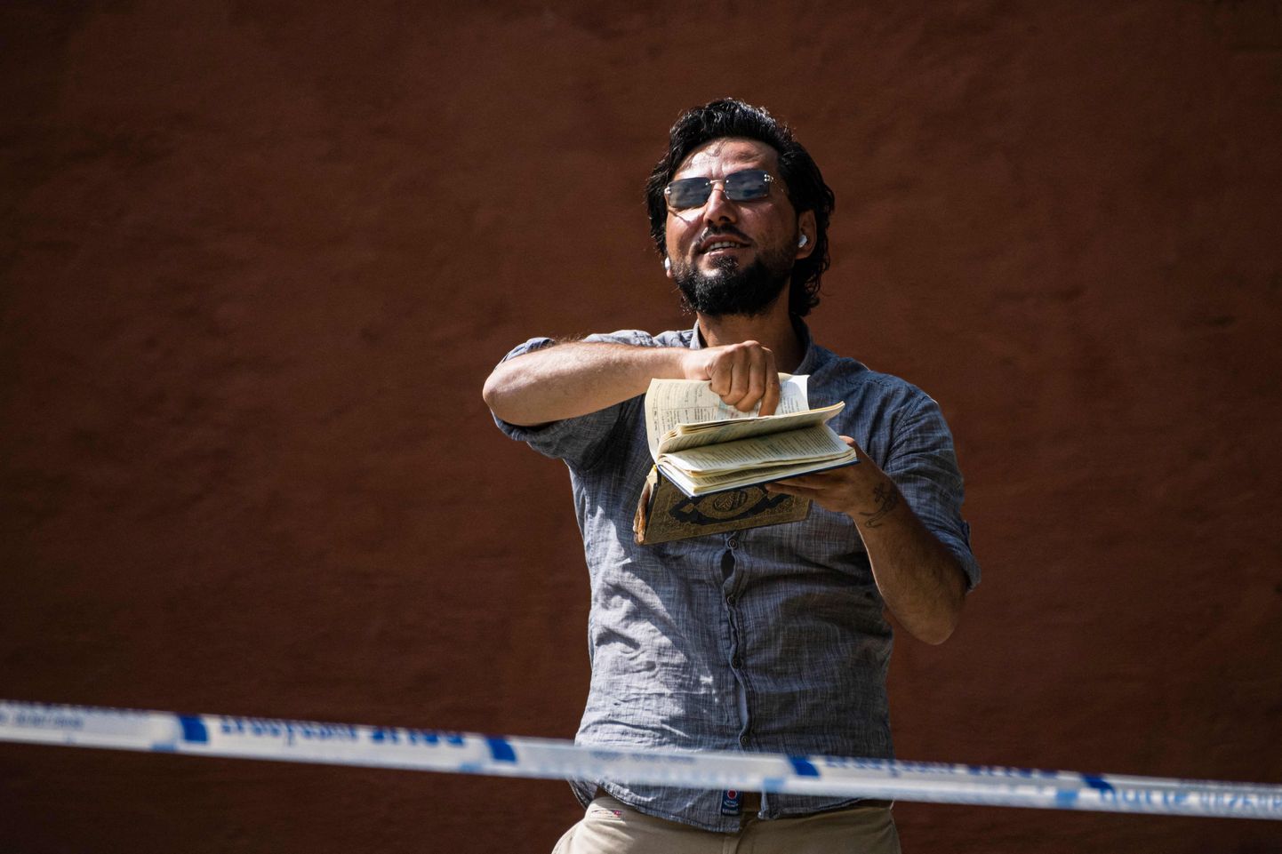 Iraagist pärit Salwan Momika, kes elab Rootsis elamisloa alusel, rebis 28. juunil 2023 Stockholmis mošee juures islami pühast raamatust koraanist lehti ja põletas neid. Mehe sõnul kavatseb ta oma tegu korrata
