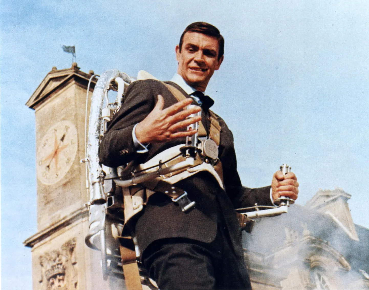 Poole sajandi tagune julgeolekuametnik James Bond (Sean Connery) katsetab uut tehnoloogilist vidinat.