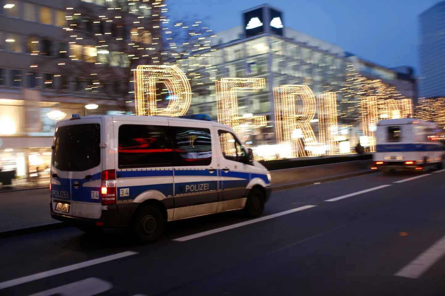 Politseiauto Berliinis jõuluturu lähistel.