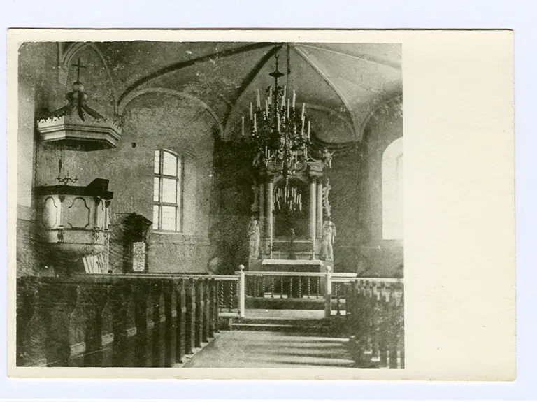 Mālpils baznīcas iekšskats ap 1900. gadu.
