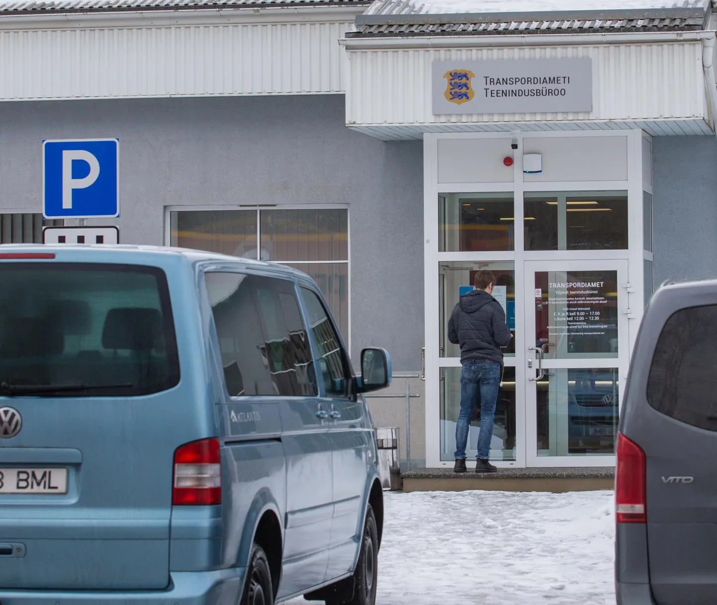 Eelmisest nädalast tegi transpordiameti Viljandi teenindusbüroo töökorralduses muudatuse ja kahel tööpäeval nädalas elavas järjekorras inimesi seal enam ei teenindata.