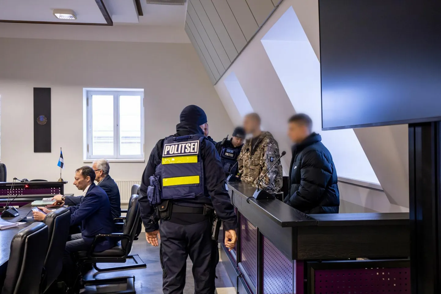 Mõrvas süüdistatavad alaealised poisid astusid eile Pärnus kohtu ette.