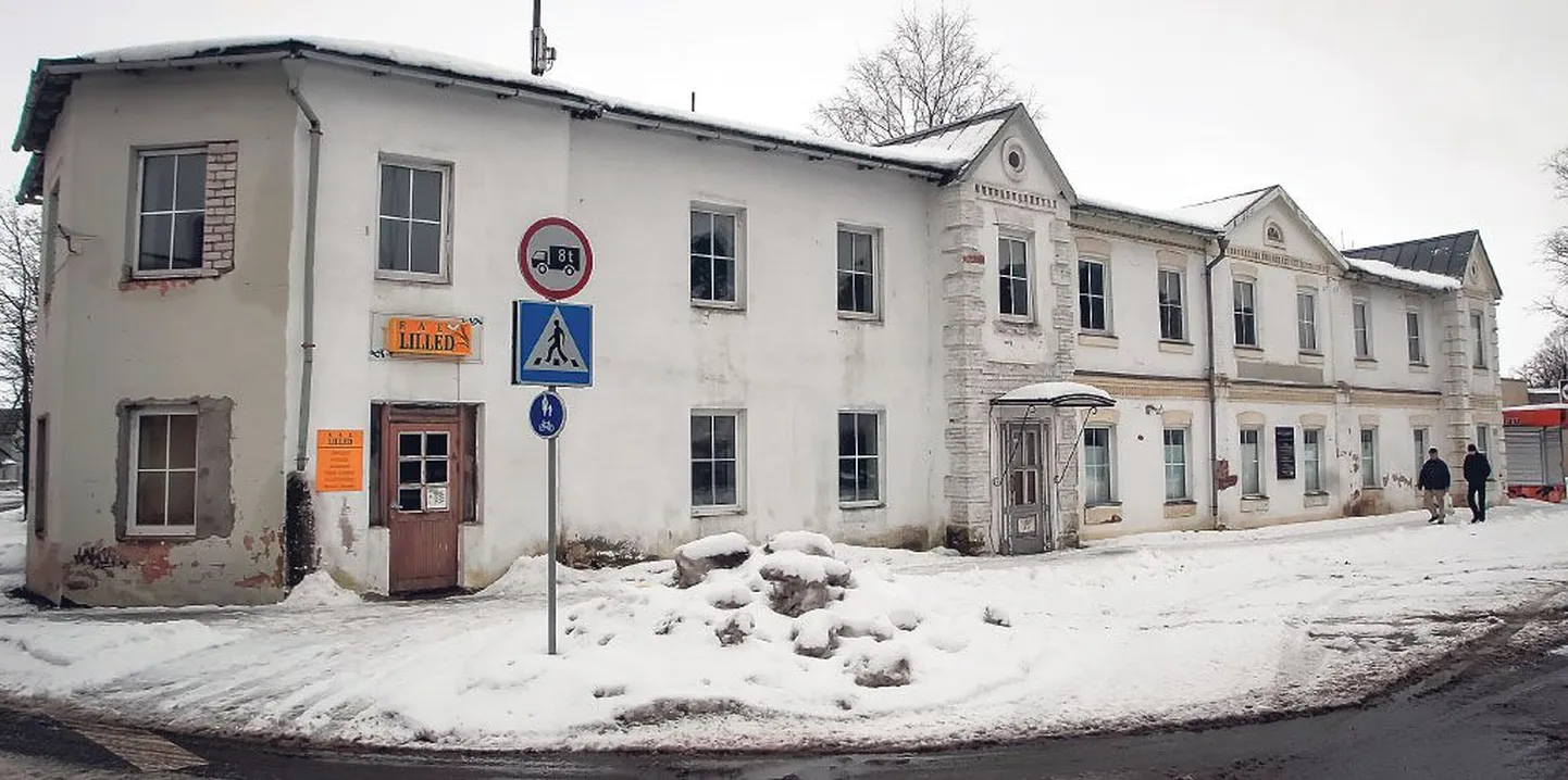 Eraomandis ja muinsuskaitse all mitteoleva hoone omanikele pole alust ettekirjutusteks, vähemalt seni, kui linnale endale kuulub maju, mis on sootuks hullemas ehitustehnilises seisus.