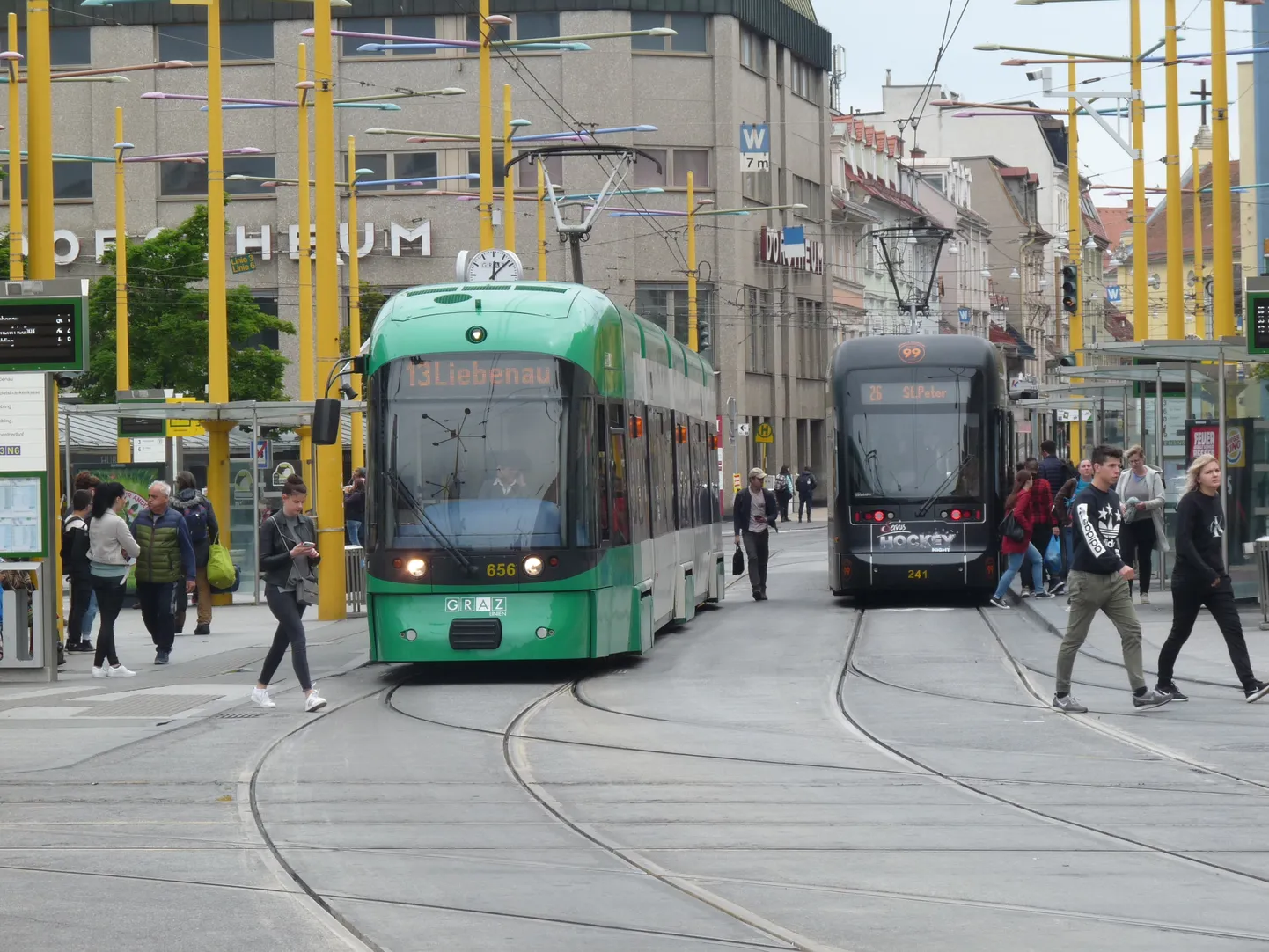 Trammid Grazis Jakominiplatzil, kus 14-aastane tüdruk kavatses terroriteo toime panna.
