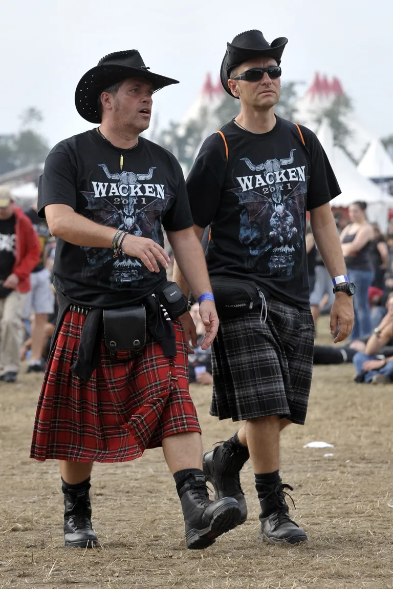 Keskeas mehed Wackeni festivalil. Pilt on illusteeriv