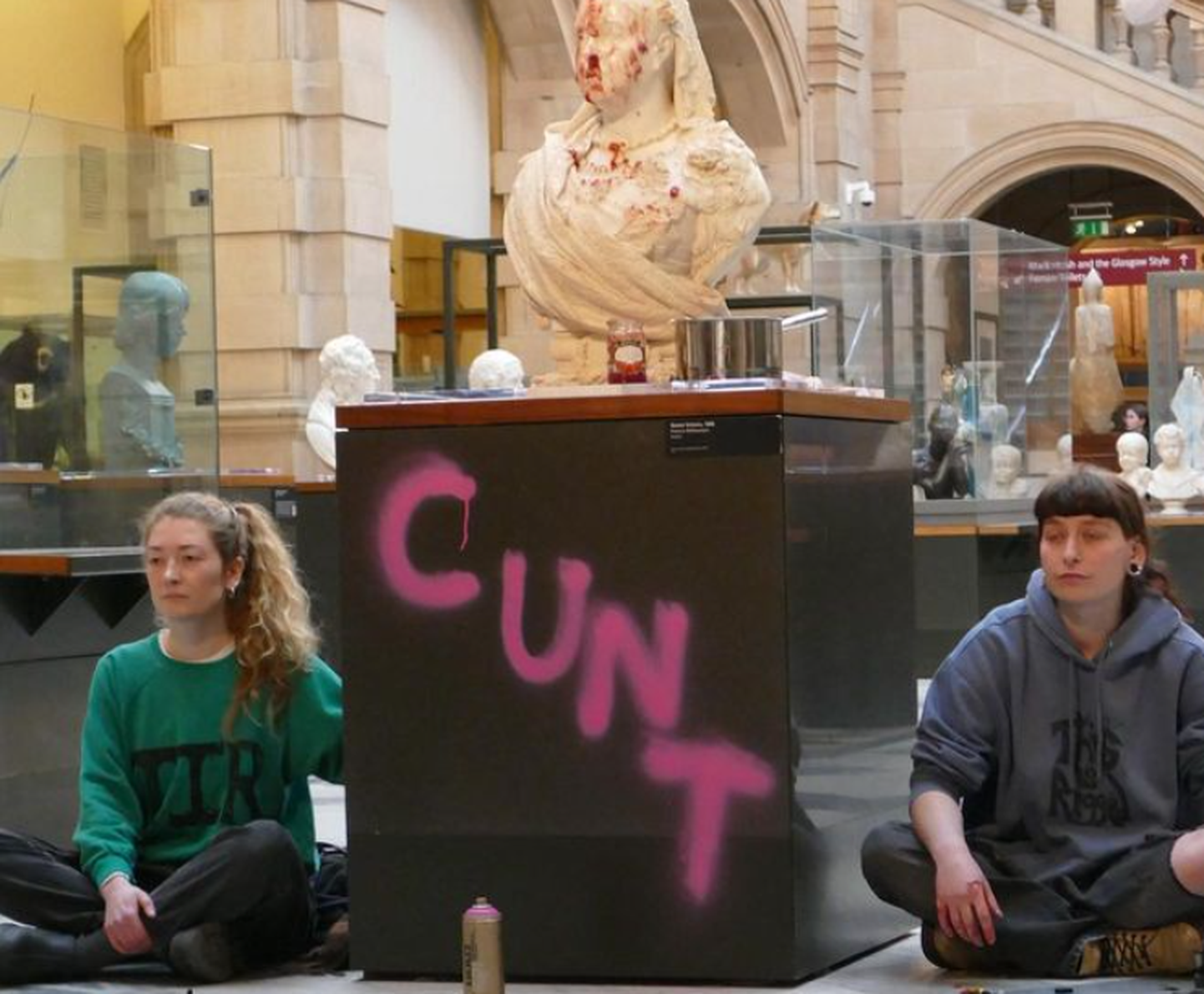 Aktivistid rühmitusest This Is Rigged korraldasid eriti jõleda toidurünnaku kuninganna Victoria büstile Glasgow's asuvas muuseumis.